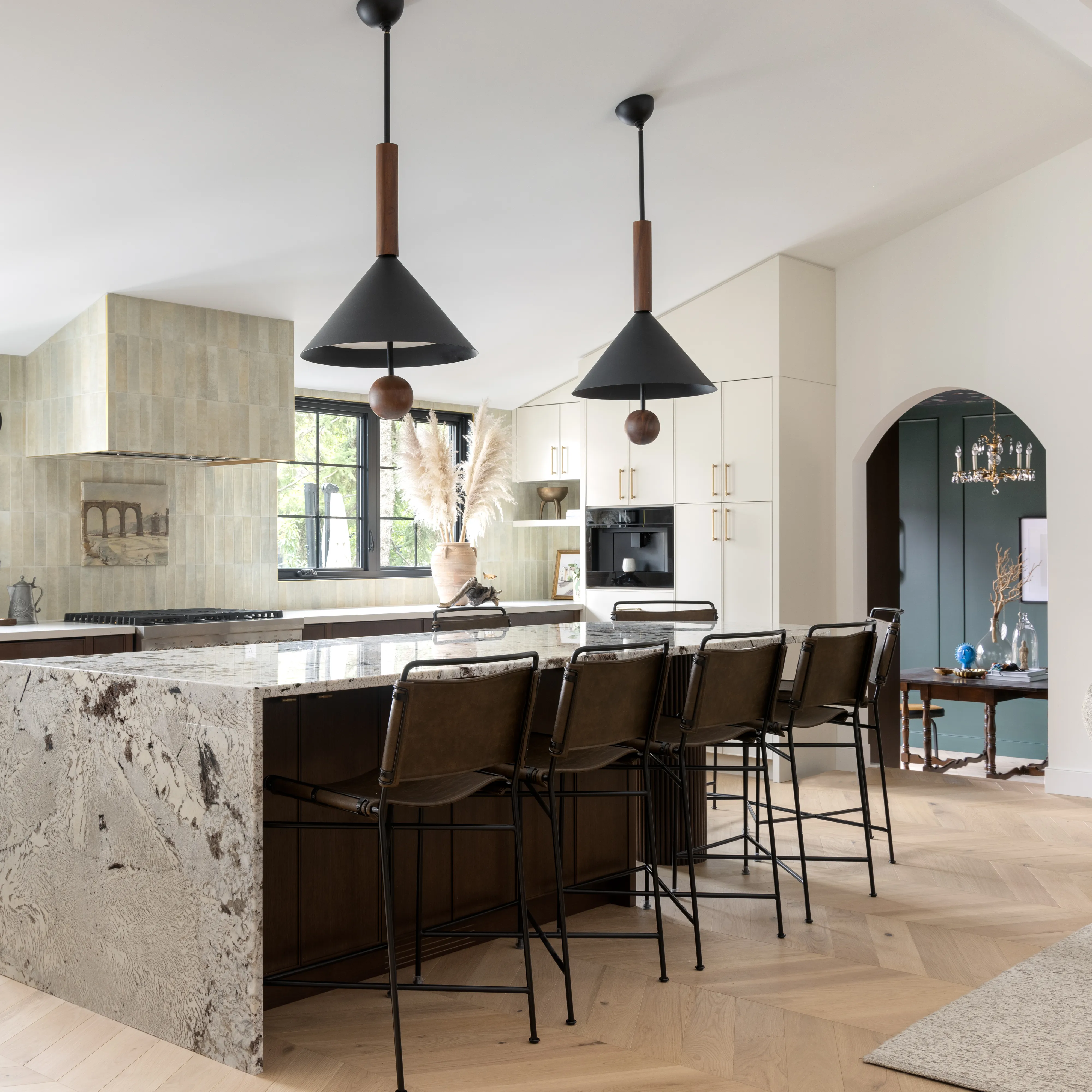 The modern kitchen harmoniously combines soft curves to create a creative and comfortable space
