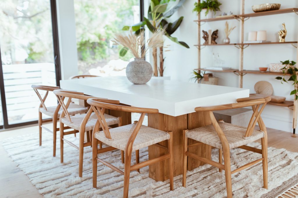 The dining table and chairs should create a feeling of relaxation and warmth (Source: Collected)