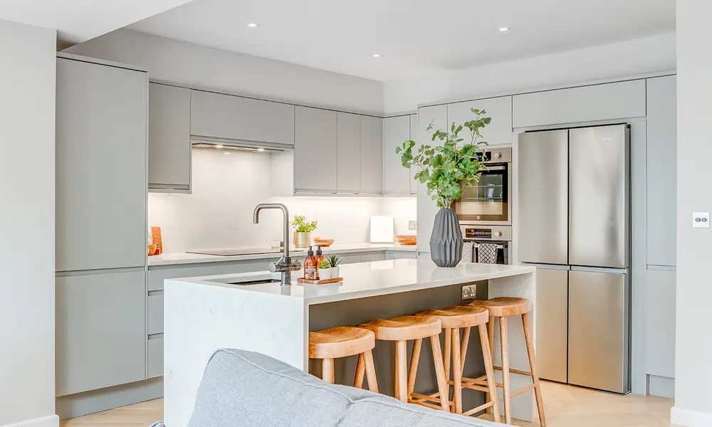 Beautiful kitchen with bright gray color that is both luxurious and comfortable (Source: Collected)