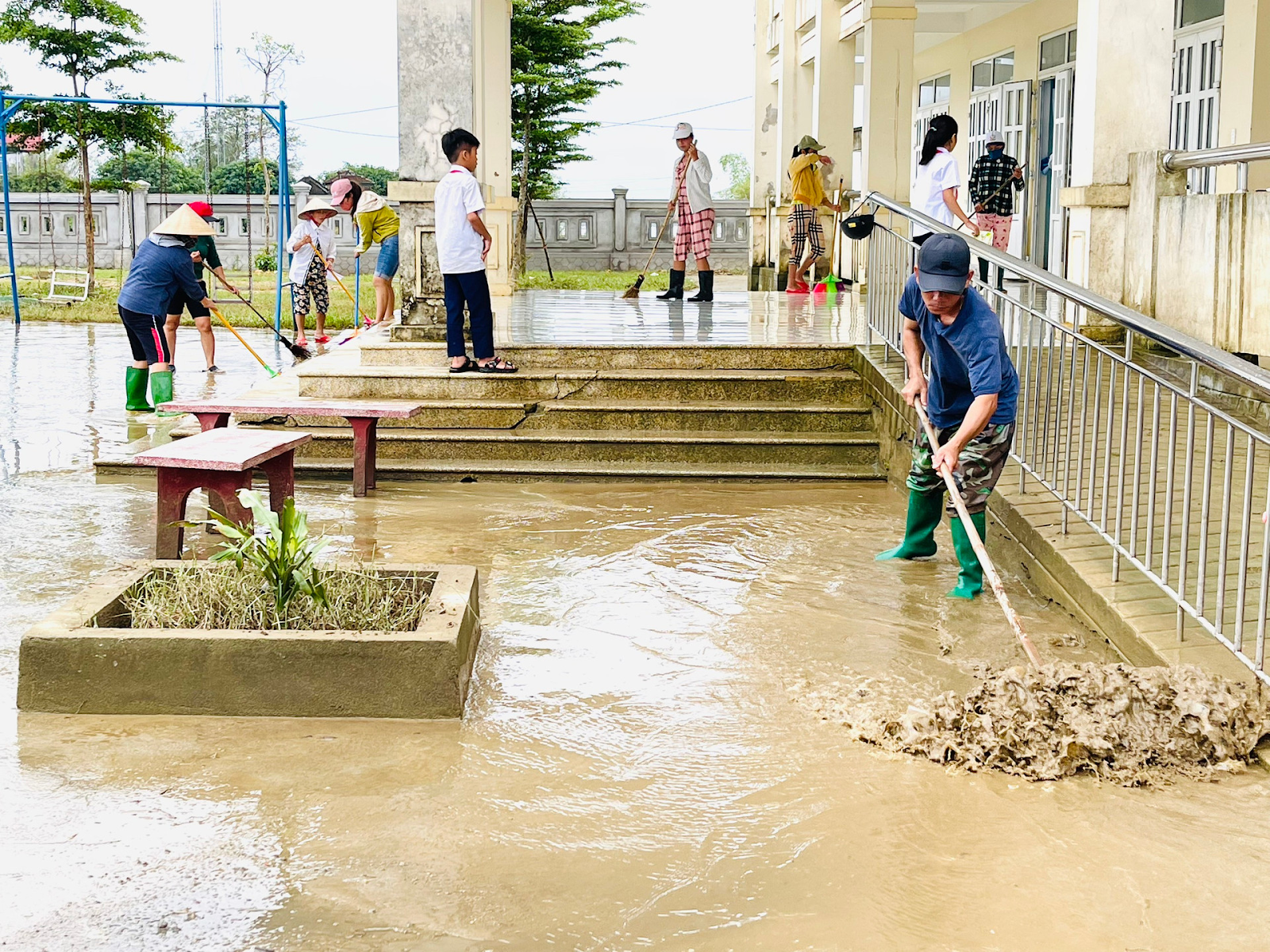 dọn dẹp nhà bão lụt