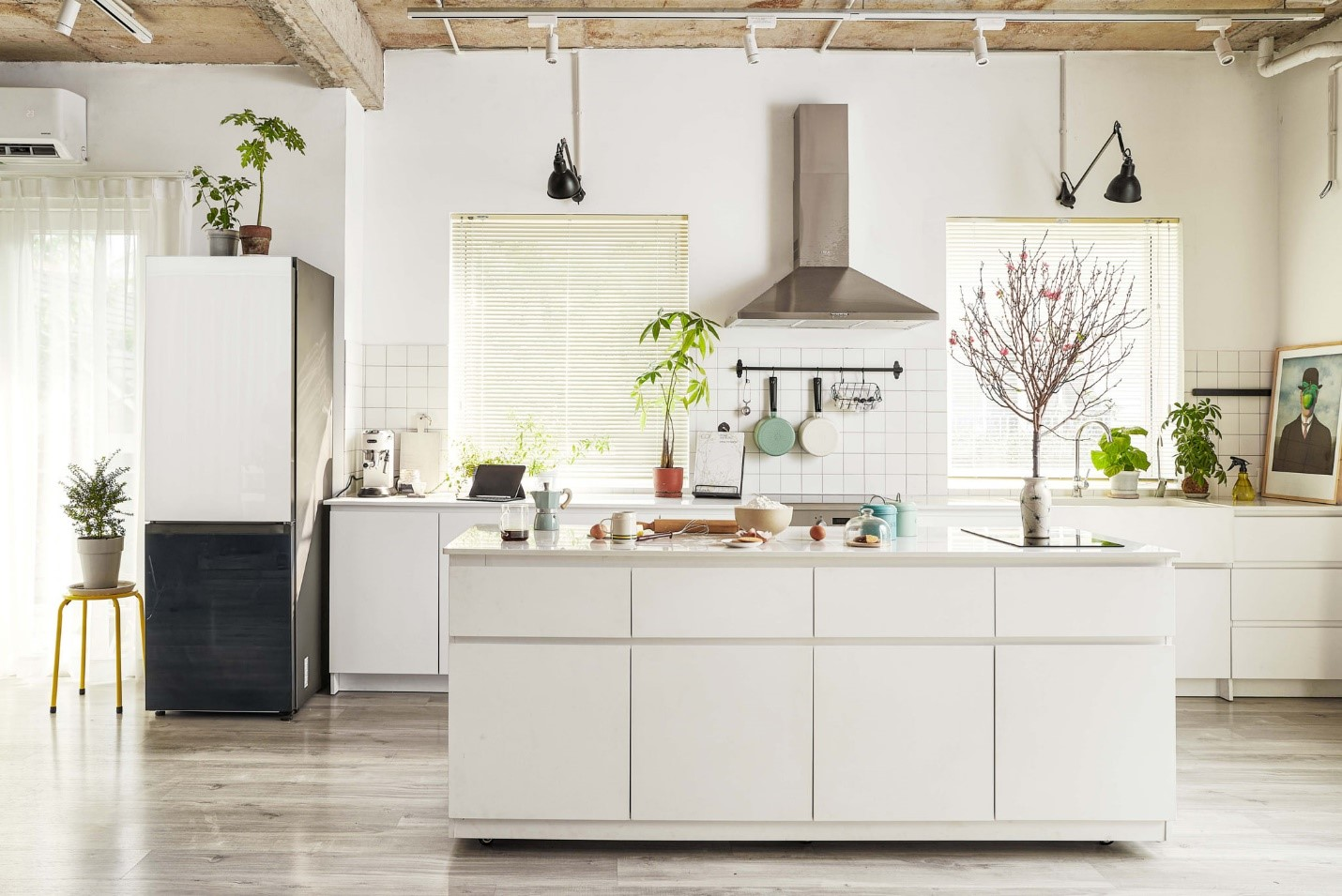 mặt kết đá nhân tạo và tủ bếp gỗ plywood