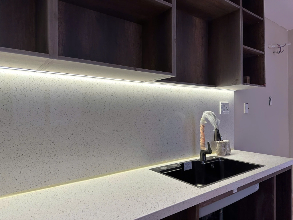 đá bếp màu trắng