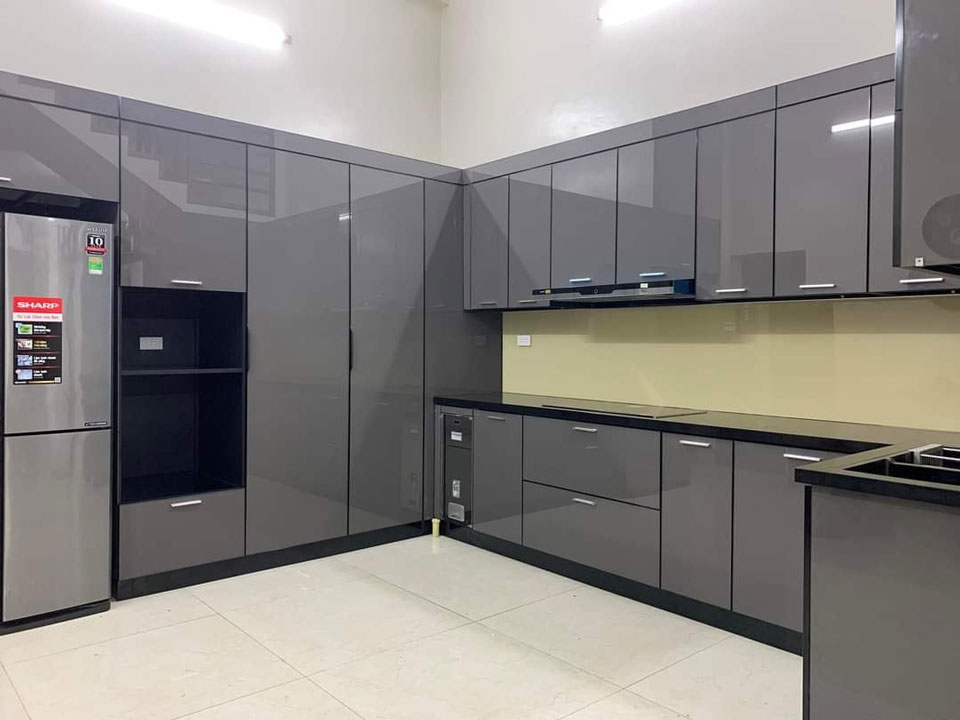 3. So sánh tủ bếp Inox cánh kính và tủ nhựa Picomat