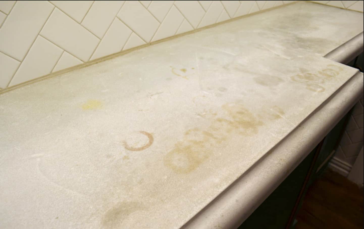 mặt đá bếp bị trầy xước và ố vàng