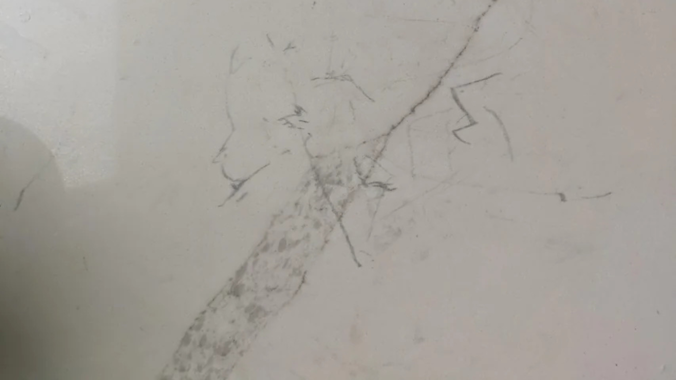 mặt đá bếp bị trầy xước