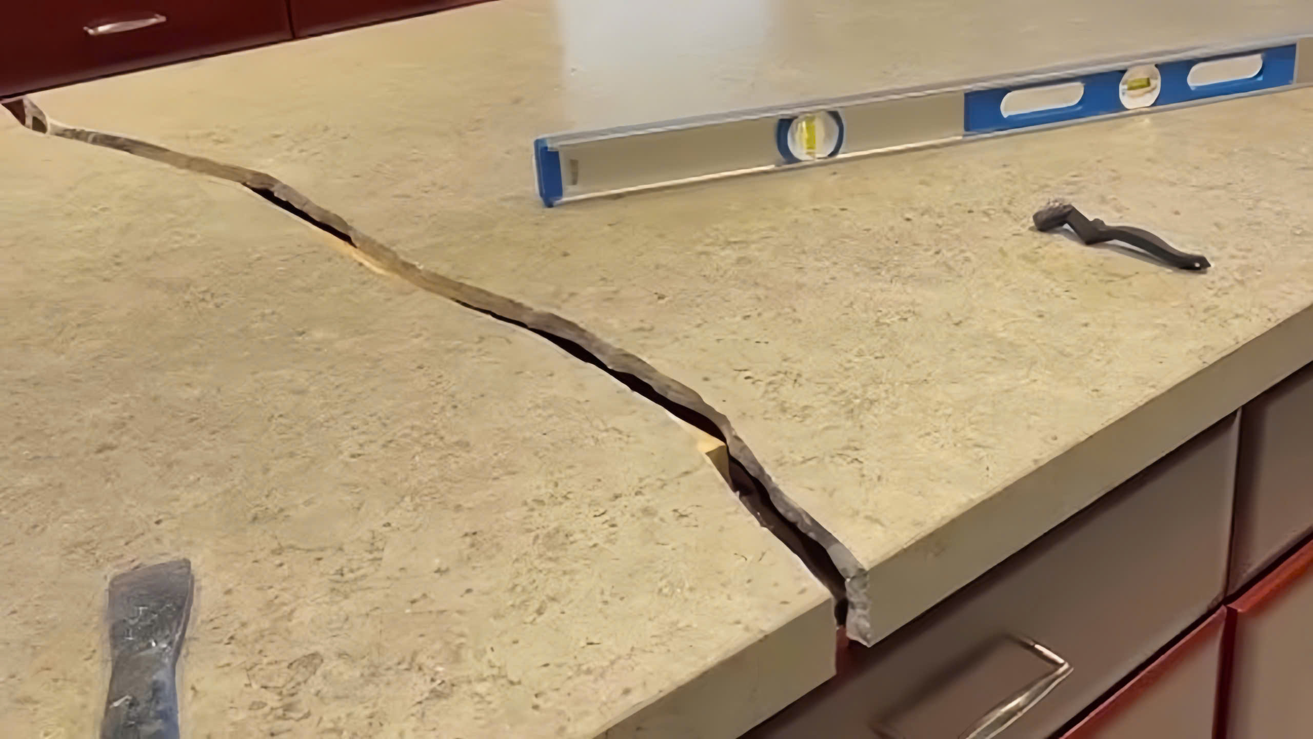 thay mặt đá bếp khi bị nứt