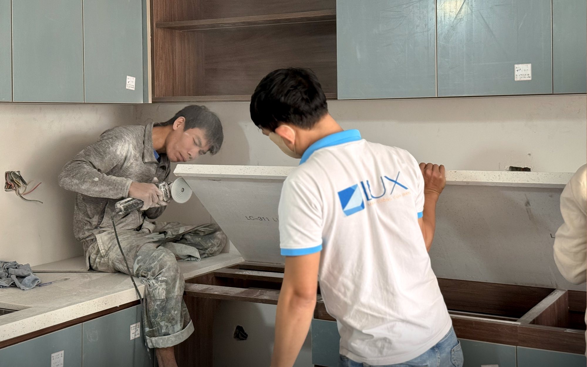 thay mới mặt đá bếp bằng đá thạch anh nhân tạo lux quartz