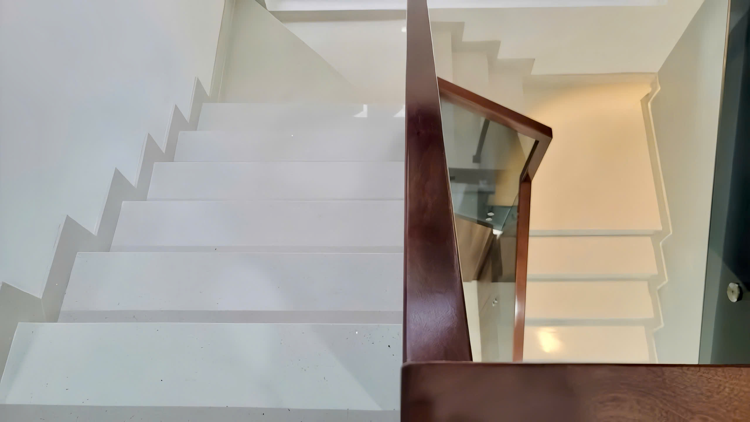 cầu thang ốp đá thạch anh nhân tạo Lux Quartz