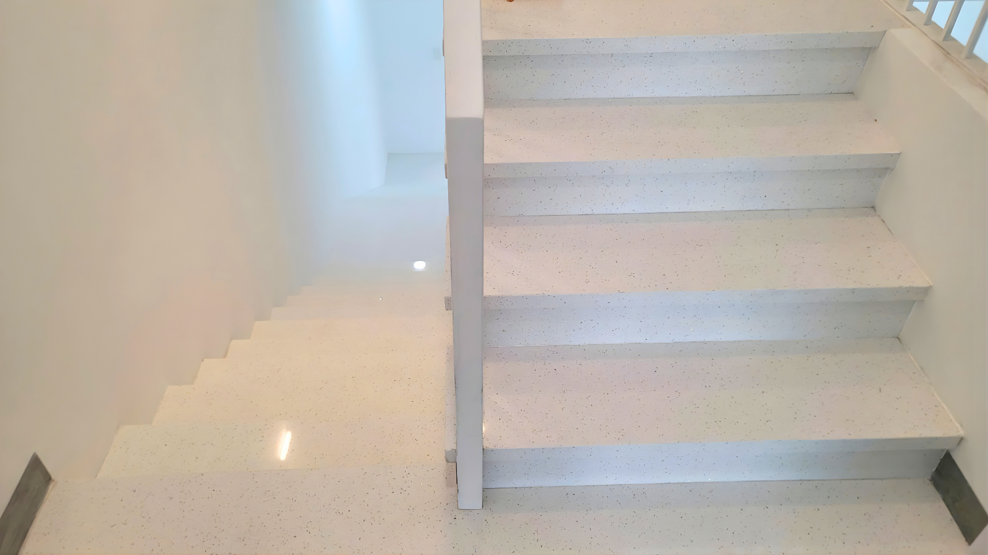 đá ốp cầu thang màu trắng ánh kim cho gia chủ mệnh kim