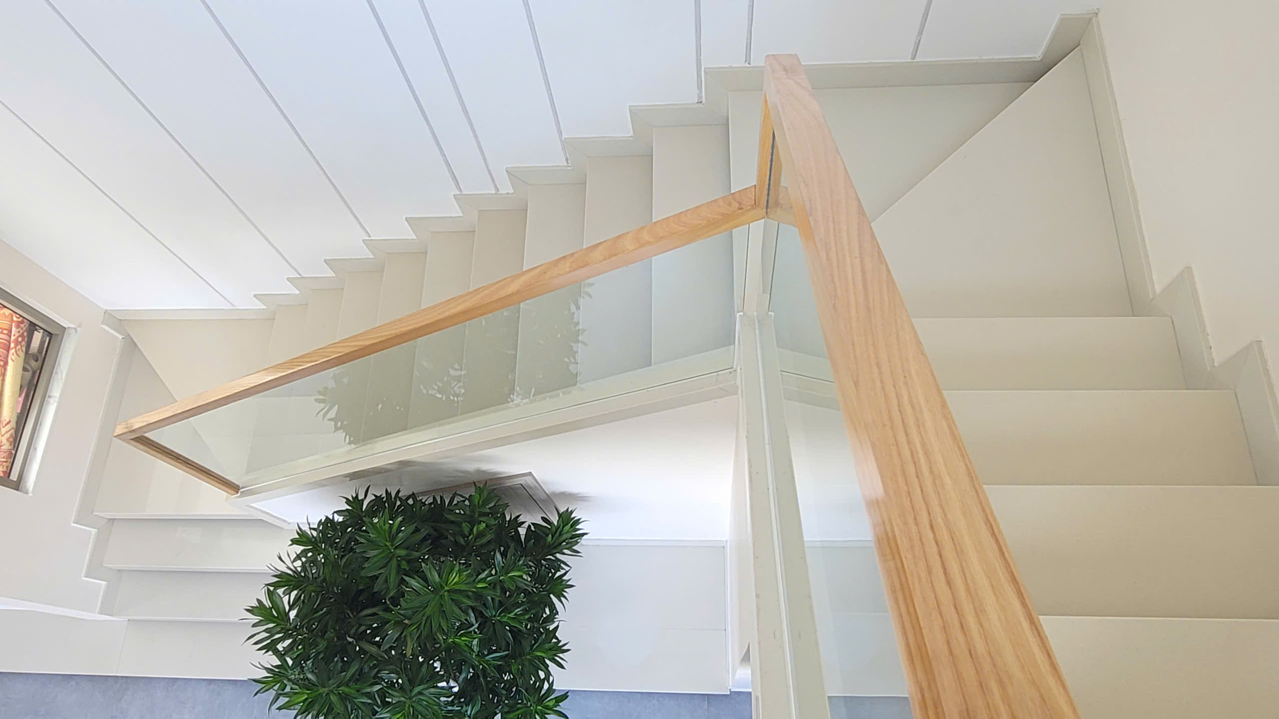 đá ốp tường cầu thang