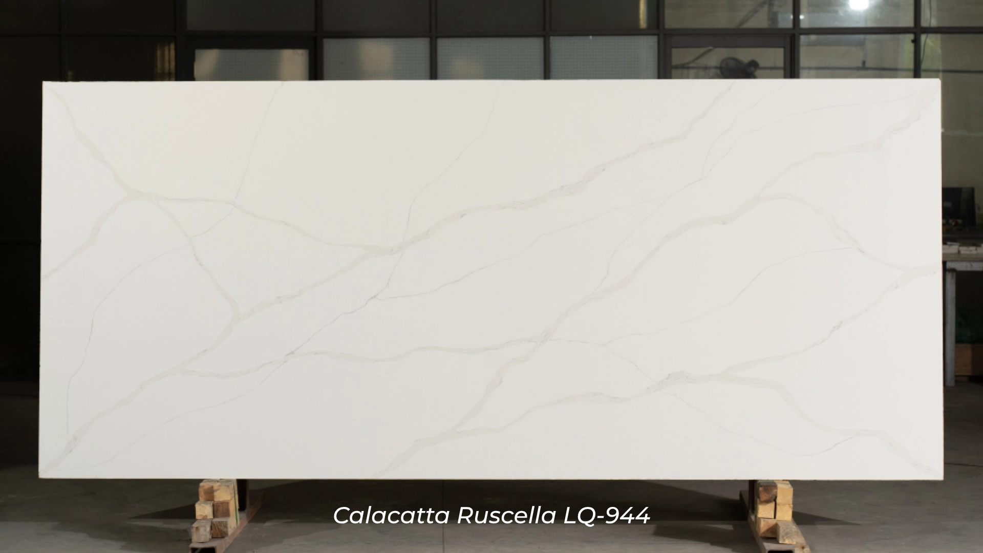 mẫu đá ốp cầu thang lux quartz calacatta-ruscella-lq-944