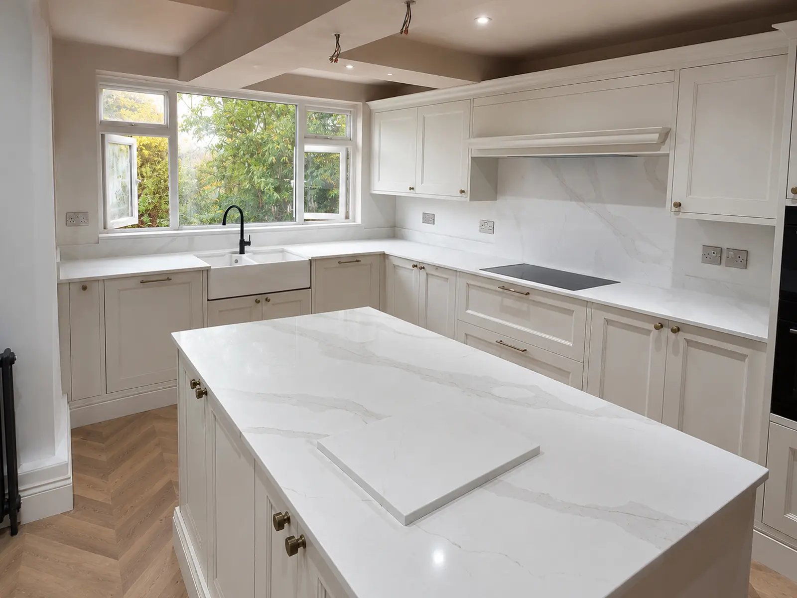 What Cabinet Colours Go with Calacatta Quartz Worktops?